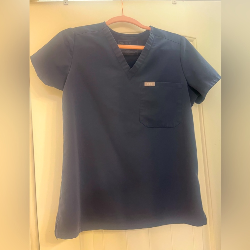 FIGS Catarina one pocket scrub top. XS. Color: night sky